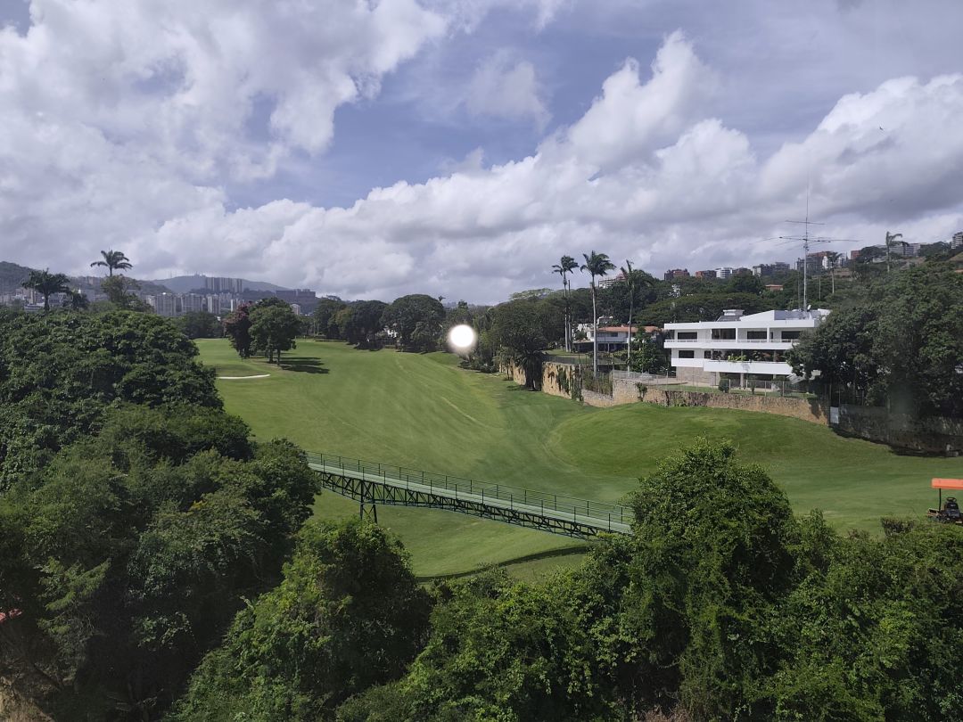 Edificio de Comercios y Oficinas a la Venta en Las Mercedes.10 pisos incluyendo stano con 27 puestos de estacionamiento. Precio de oportunidad en la zona de mayor revalorizacin de Caracas.