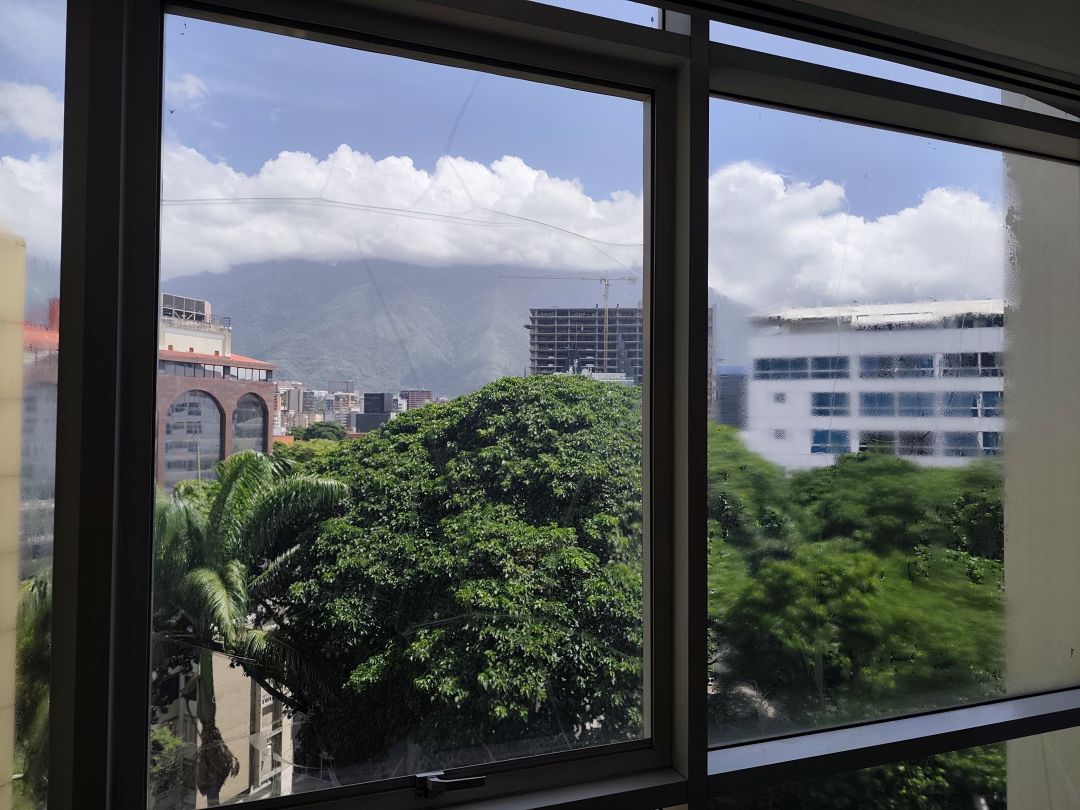 Edificio de Comercios y Oficinas a la Venta en Las Mercedes.10 pisos incluyendo stano con 27 puestos de estacionamiento. Precio de oportunidad en la zona de mayor revalorizacin de Caracas.