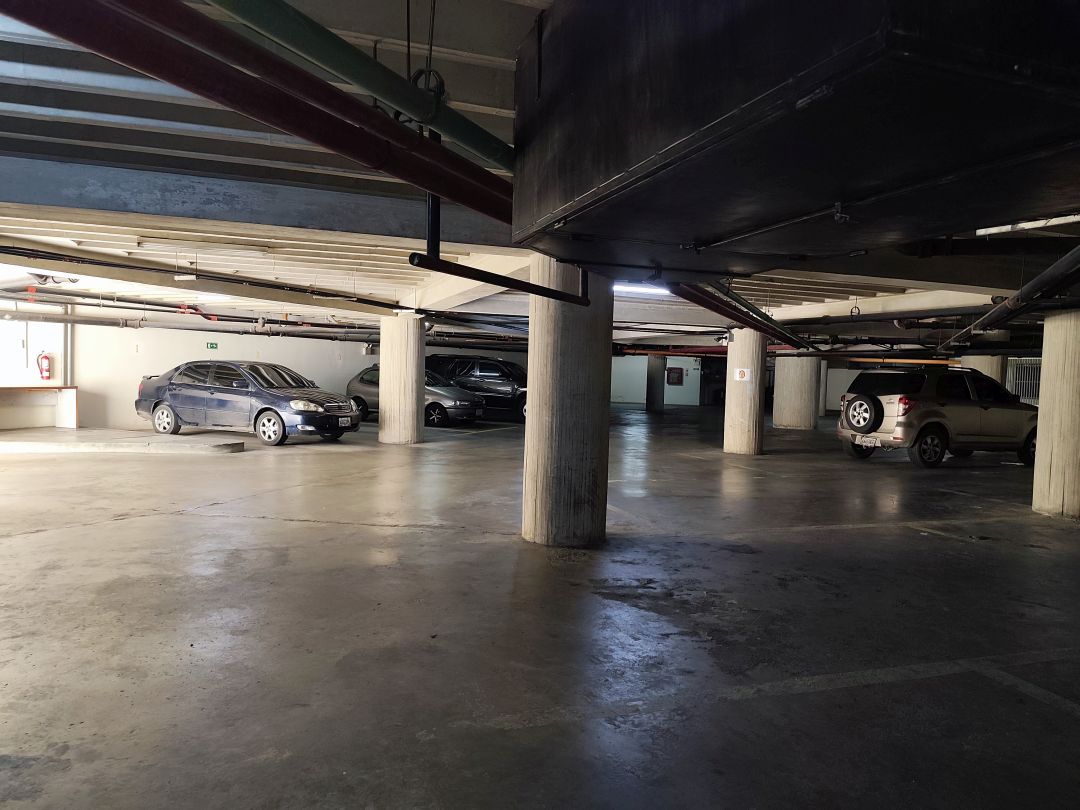 Edificio de Comercios y Oficinas a la Venta en Las Mercedes.10 pisos incluyendo stano con 27 puestos de estacionamiento. Precio de oportunidad en la zona de mayor revalorizacin de Caracas.