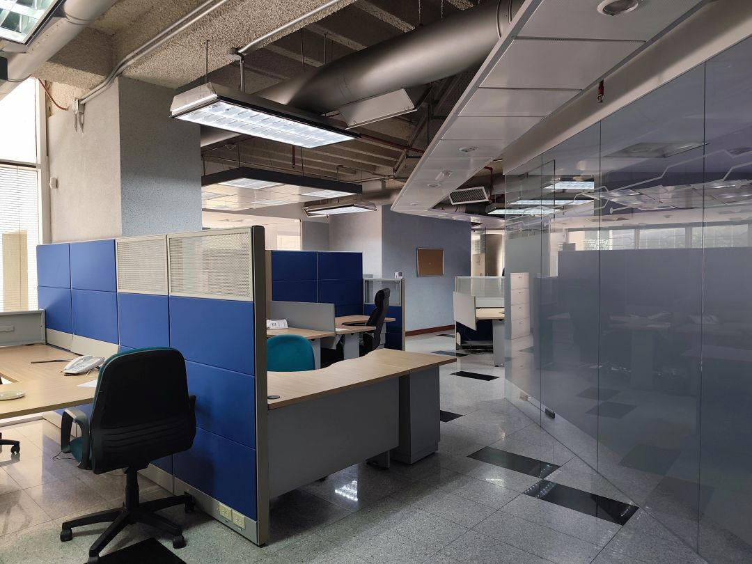 Edificio de Comercios y Oficinas a la Venta en Las Mercedes.10 pisos incluyendo sótano con 27 puestos de estacionamiento. Precio de oportunidad en la zona de mayor revalorización de Caracas.