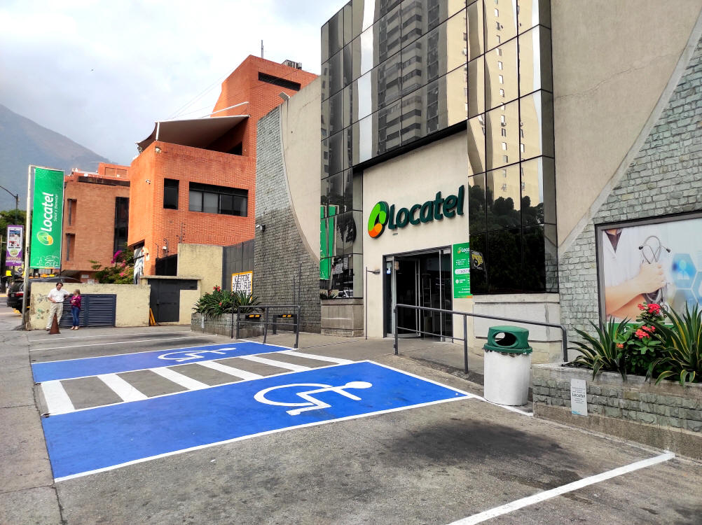 Venta de Local Comercial, muy bien distribu�do y proporcionado, funcionando. Excelente ubicaci�n y c�modo estacionamiento