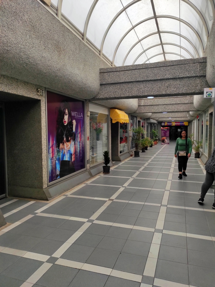Venta de Local Comercial, C.C. El Sol en Santa Paula, muy bien distribu�do y proporcionado, funcionando. Excelente ubicaci�n y c�modo estacionamiento disponible para clientes.