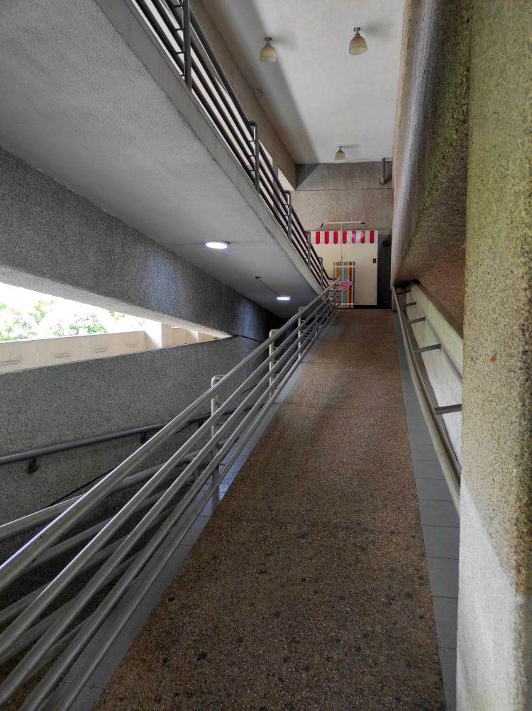 Venta de Local Comercial, C.C. El Sol en Santa Paula, muy bien distribu�do y proporcionado, funcionando. Excelente ubicaci�n y c�modo estacionamiento disponible para clientes.