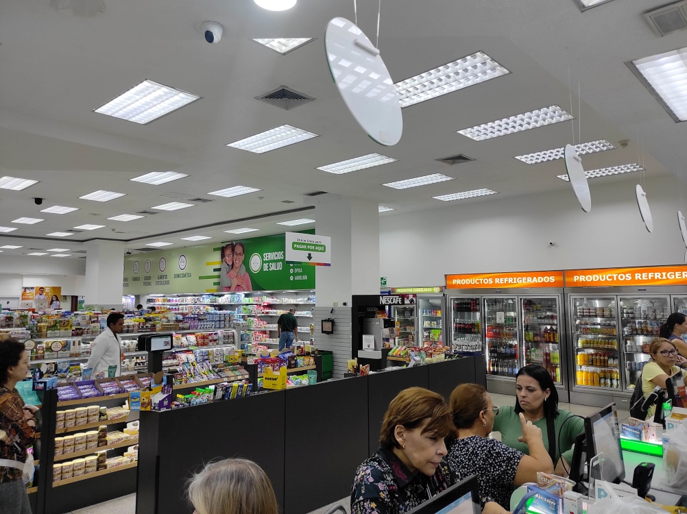 Venta de Local Comercial, C.C. El Sol en Santa Paula, muy bien distribu�do y proporcionado, funcionando. Excelente ubicaci�n y c�modo estacionamiento disponible para clientes.