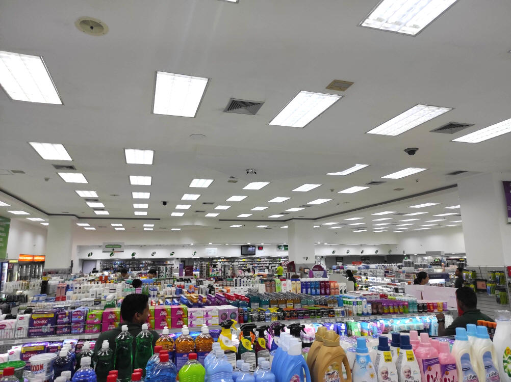 Venta de Local Comercial, C.C. El Sol en Santa Paula, muy bien distribu�do y proporcionado, funcionando. Excelente ubicaci�n y c�modo estacionamiento disponible para clientes.